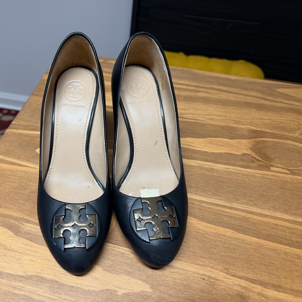 Tory Burch Black Leather Logo Pumps